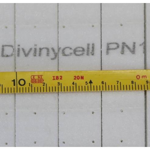 Espuma PET Divinycell PN 115 PFC ODC 15 mm / perfurada e cortes em uma direção