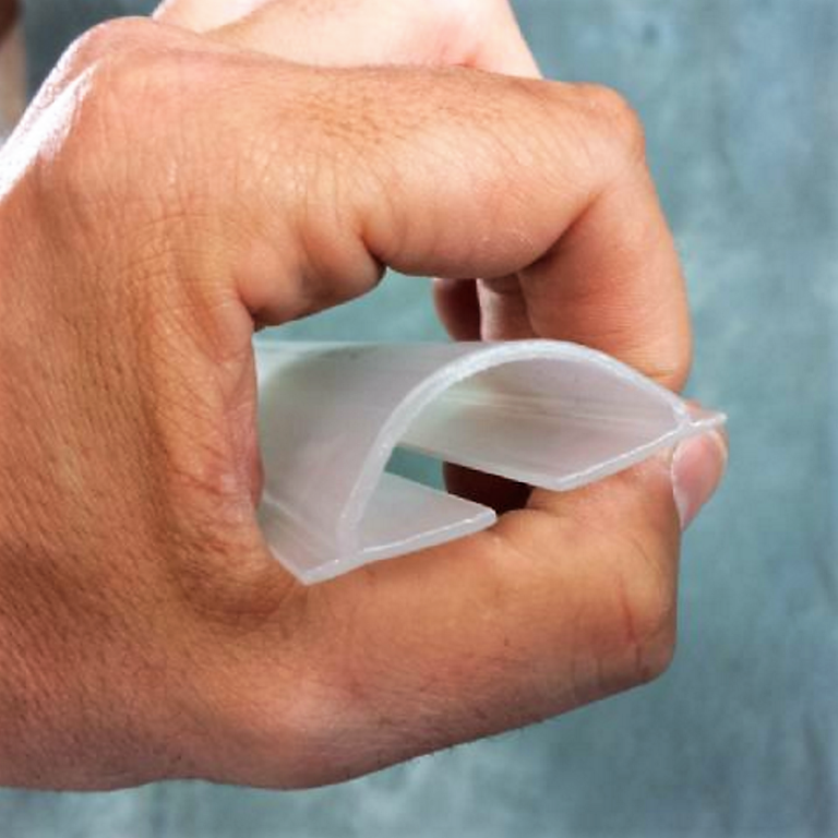 Perfil plástico do tipo omega para infusão de resinas